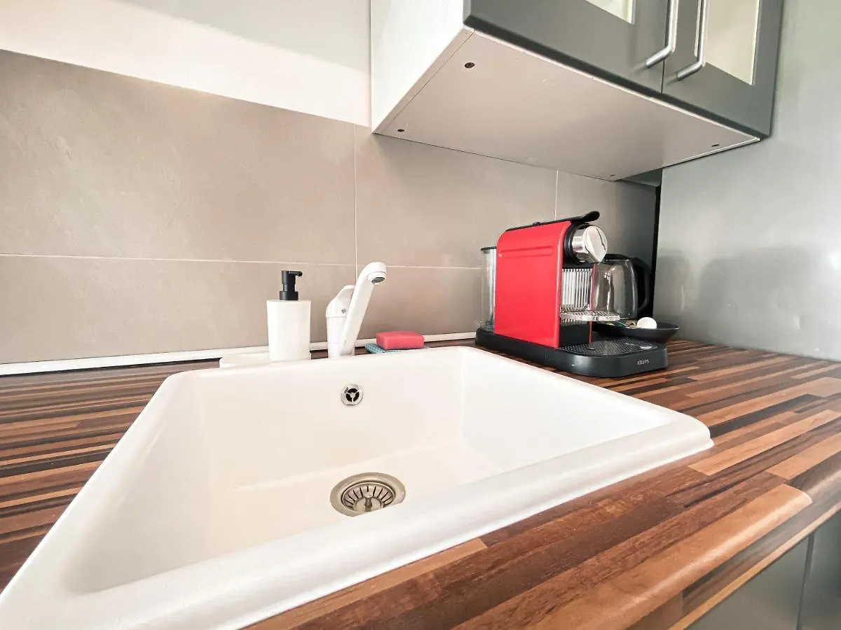 Zentrale Ferienwohnung Mit Parkplatz, 2 Schlafzimmern, Kueche, Waschmaschine & Balkon Lipsia Germania