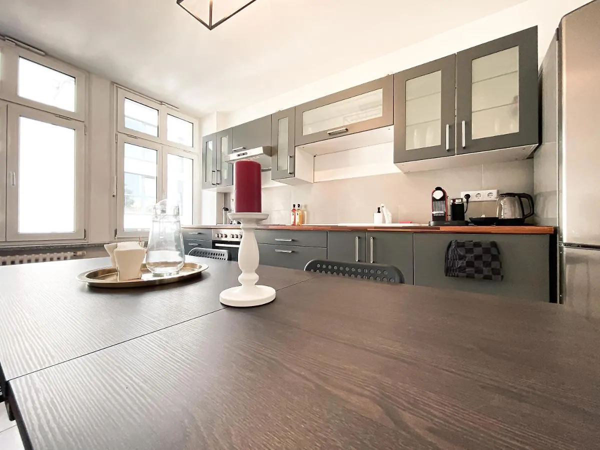 Zentrale Ferienwohnung Mit Parkplatz, 2 Schlafzimmern, Kueche, Waschmaschine & Balkon Lipsia