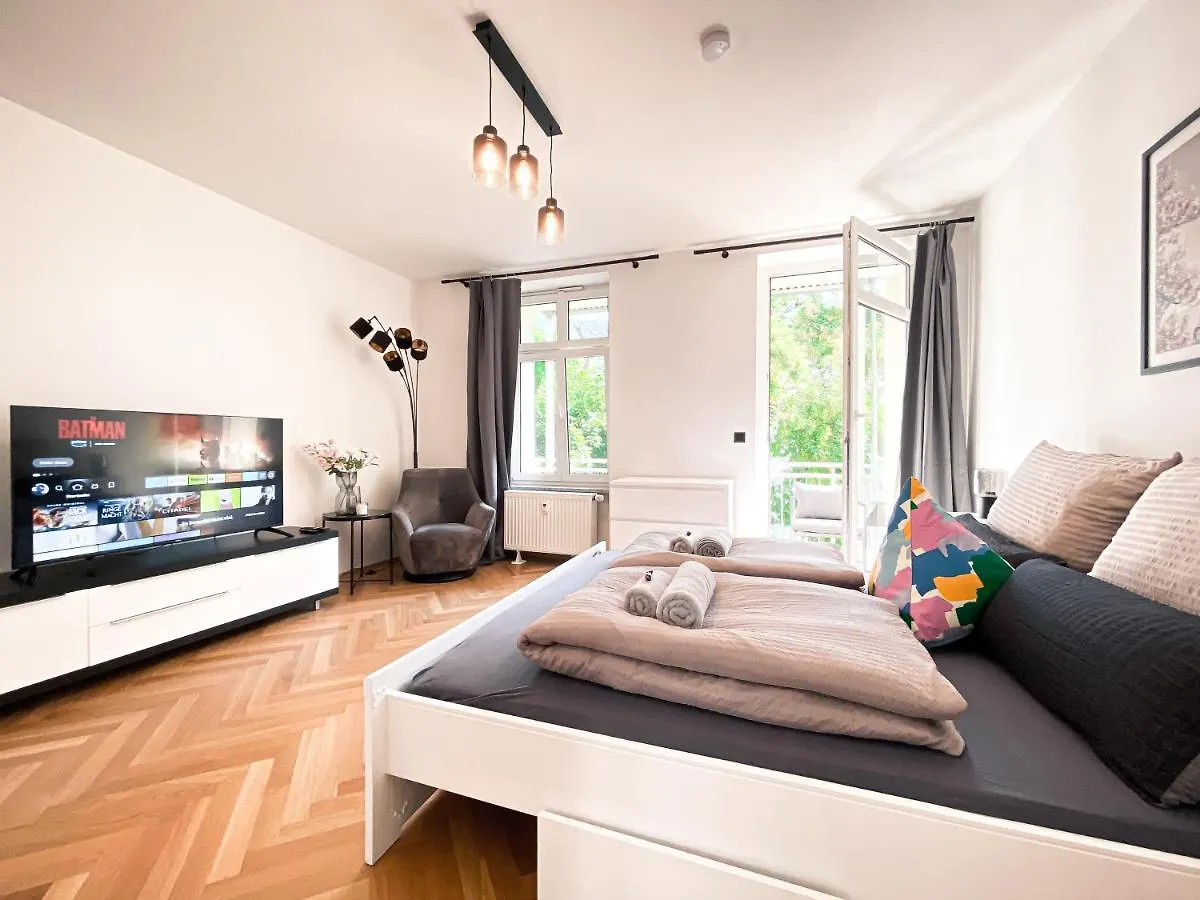 Zentrale Ferienwohnung Mit Parkplatz, 2 Schlafzimmern, Kueche, Waschmaschine & Balkon Leipzig Deutschland
