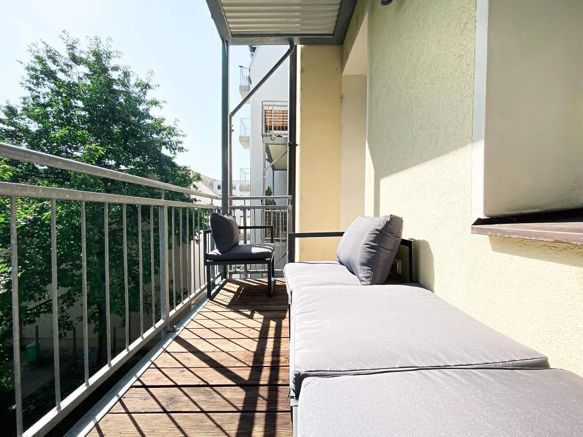 Zentrale Ferienwohnung Mit Parkplatz, 2 Schlafzimmern, Kueche, Waschmaschine & Balkon Leipzig 0*,  Deutschland