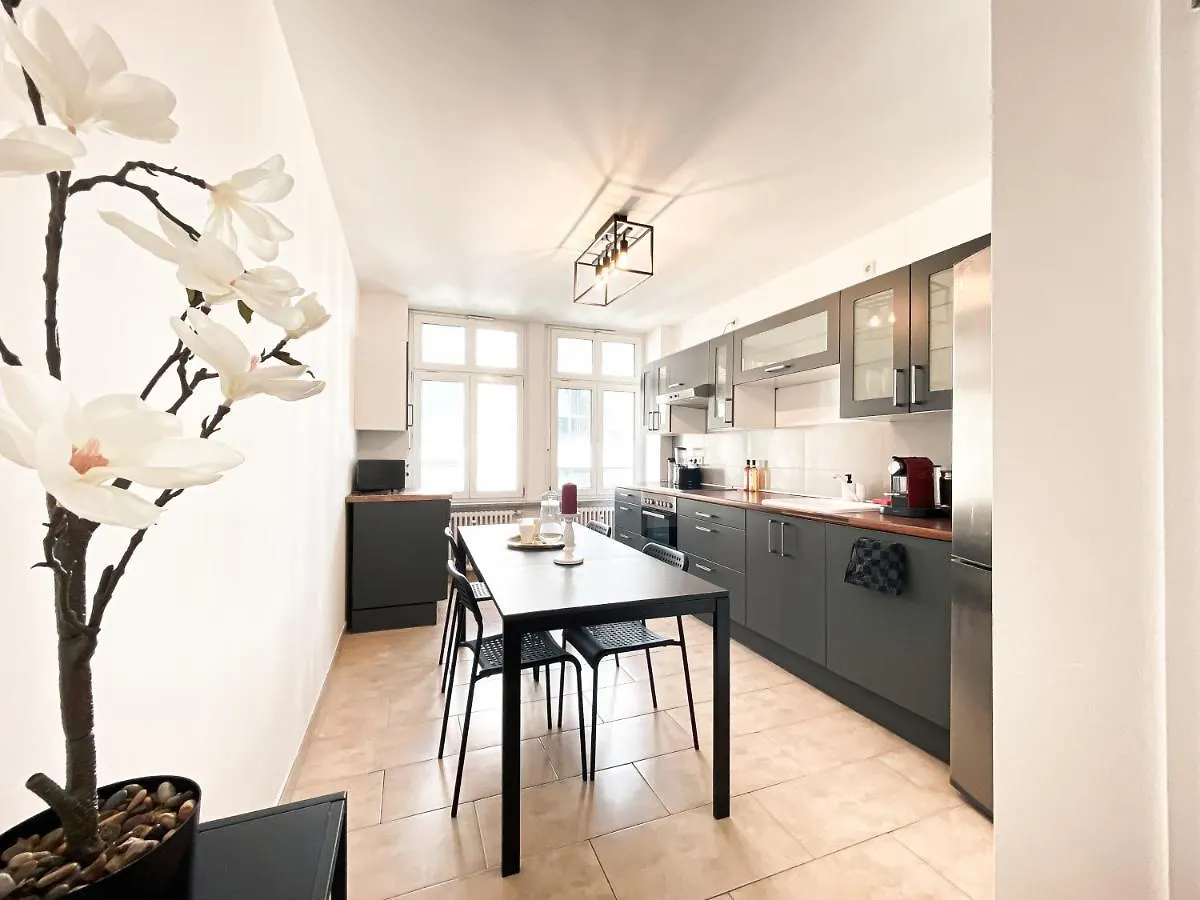 Zentrale Ferienwohnung Mit Parkplatz, 2 Schlafzimmern, Kueche, Waschmaschine & Balkon Leipzig