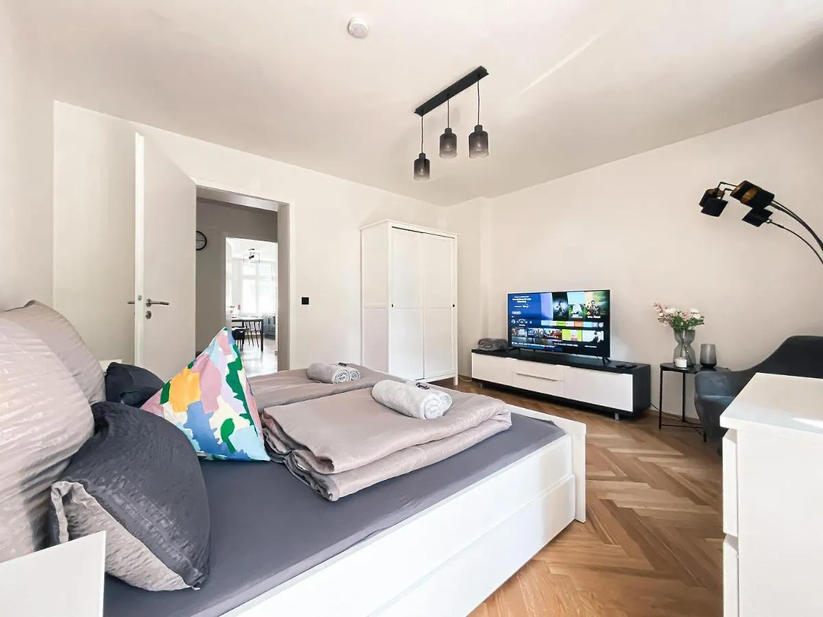Zentrale Ferienwohnung Mit Parkplatz, 2 Schlafzimmern, Kueche, Waschmaschine & Balkon Leipzig 0*,