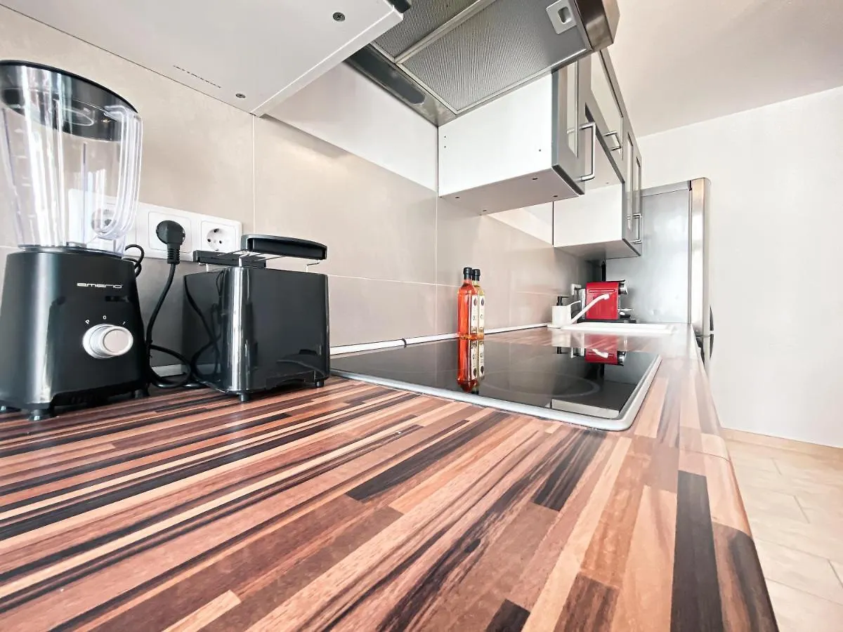 Zentrale Ferienwohnung Mit Parkplatz, 2 Schlafzimmern, Kueche, Waschmaschine & Balkon Leipzig 0*,  Deutschland