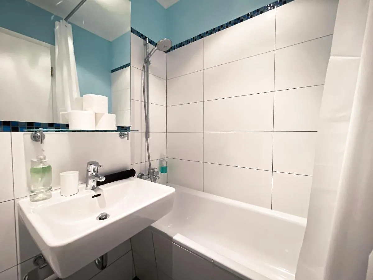 Apartment Zentrale Ferienwohnung Mit Parkplatz, 2 Schlafzimmern, Kueche, Waschmaschine & Balkon Leipzig