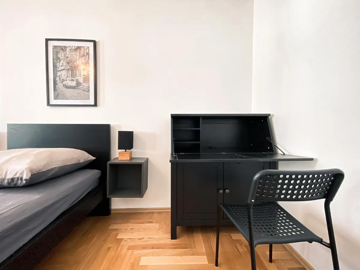 Zentrale Ferienwohnung Mit Parkplatz, 2 Schlafzimmern, Kueche, Waschmaschine & Balkon Leipzig 0*,  Deutschland