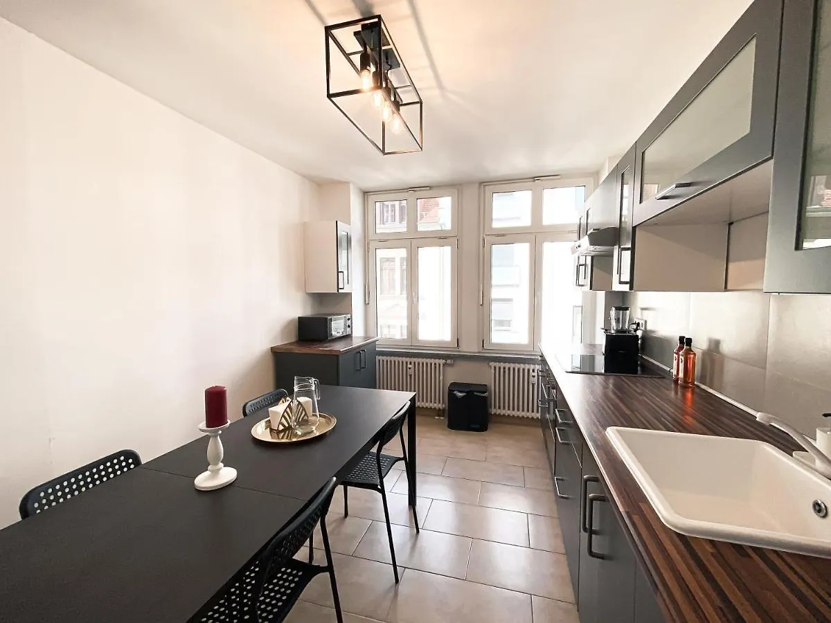 Zentrale Ferienwohnung Mit Parkplatz, 2 Schlafzimmern, Kueche, Waschmaschine & Balkon Leipzig 0*,
