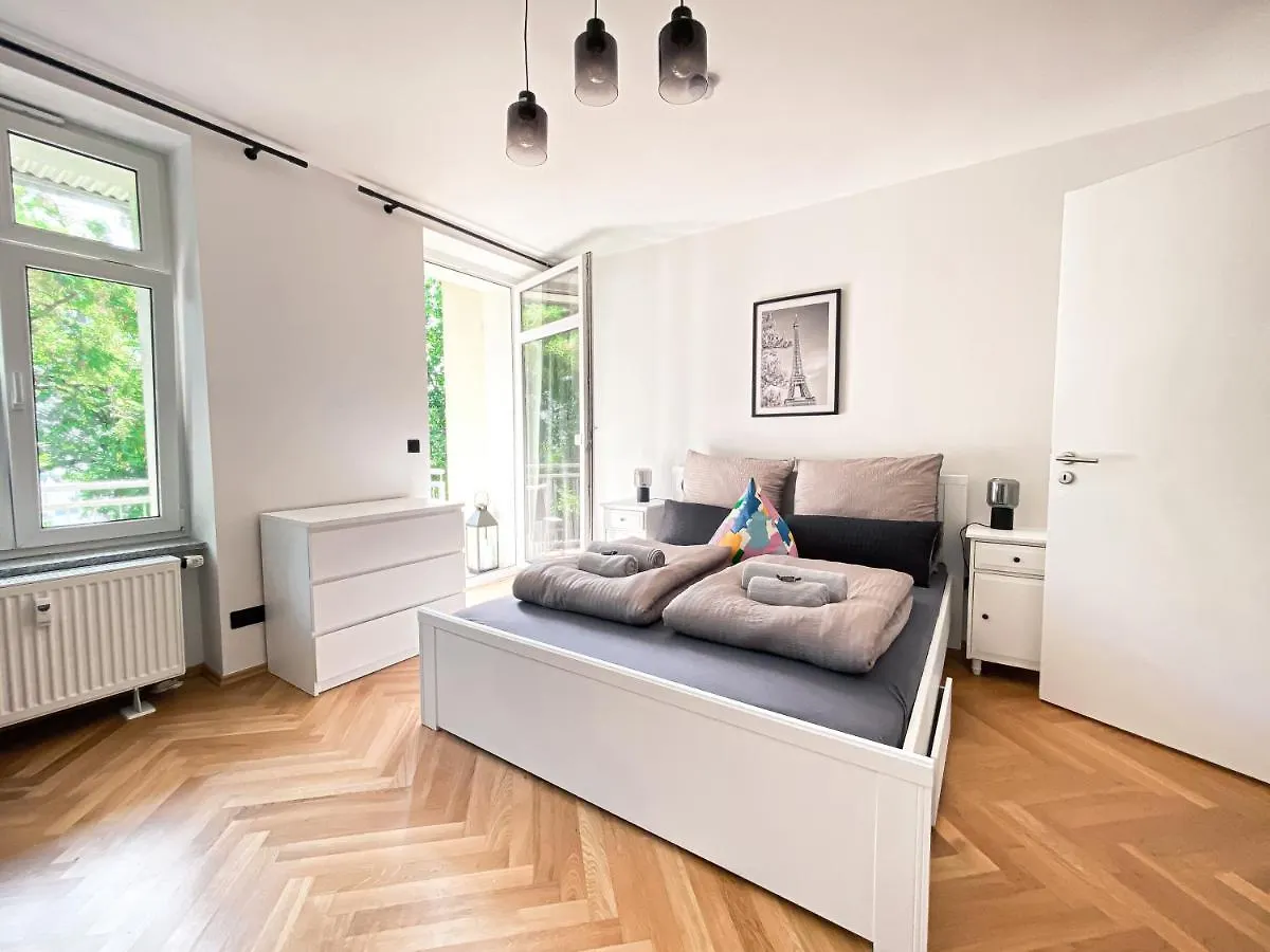 Zentrale Ferienwohnung Mit Parkplatz, 2 Schlafzimmern, Kueche, Waschmaschine & Balkon Leipzig Apartment