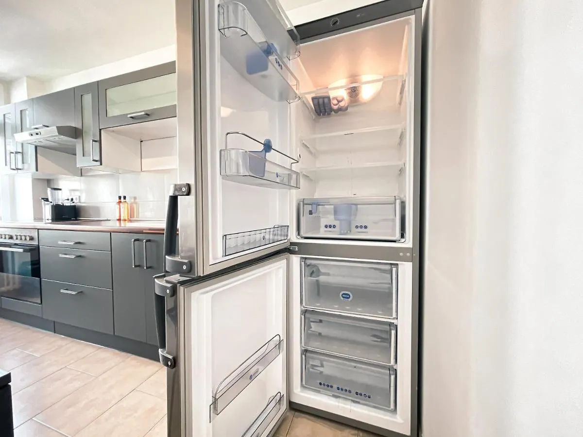 Zentrale Ferienwohnung Mit Parkplatz, 2 Schlafzimmern, Kueche, Waschmaschine & Balkon Leipzig