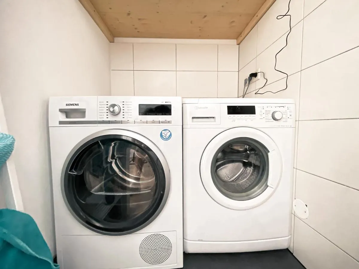 Zentrale Ferienwohnung Mit Parkplatz, 2 Schlafzimmern, Kueche, Waschmaschine & Balkon Leipzig